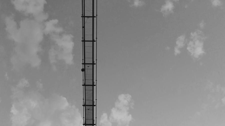 Hängebrücke Blackforestline in Todtnau von unten, schwarzweiß