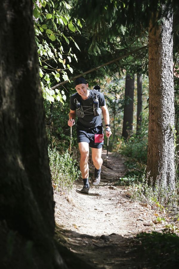 Läufer auf einem schmalen Waldtrail