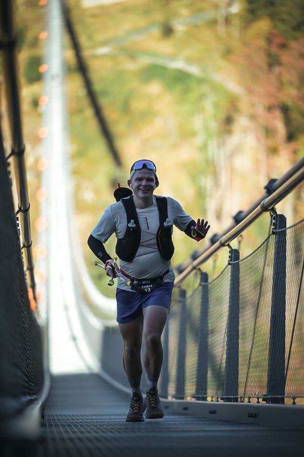 Läufer auf der Hängebrücke der Blackforestline