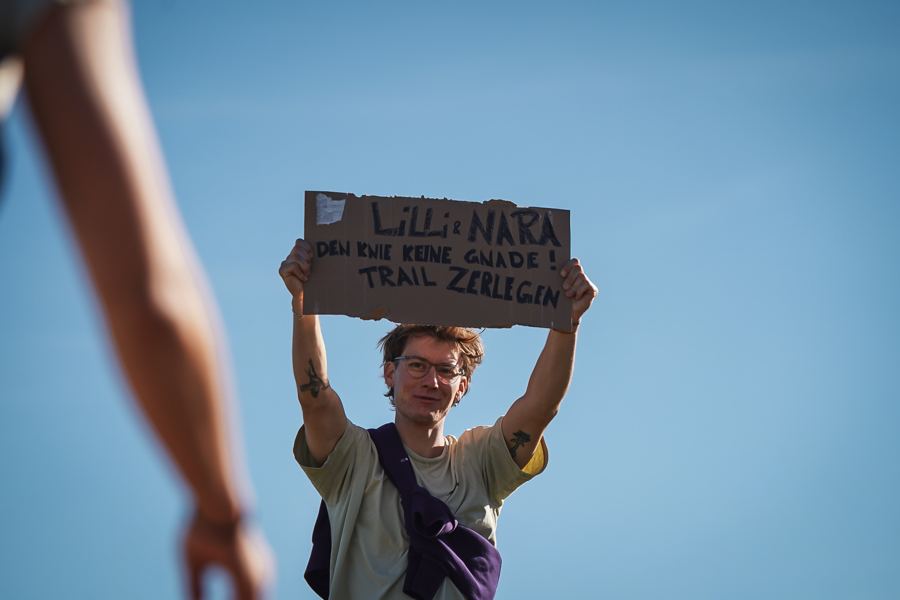Fan hält ein Schild mit Anfeuerung hoch