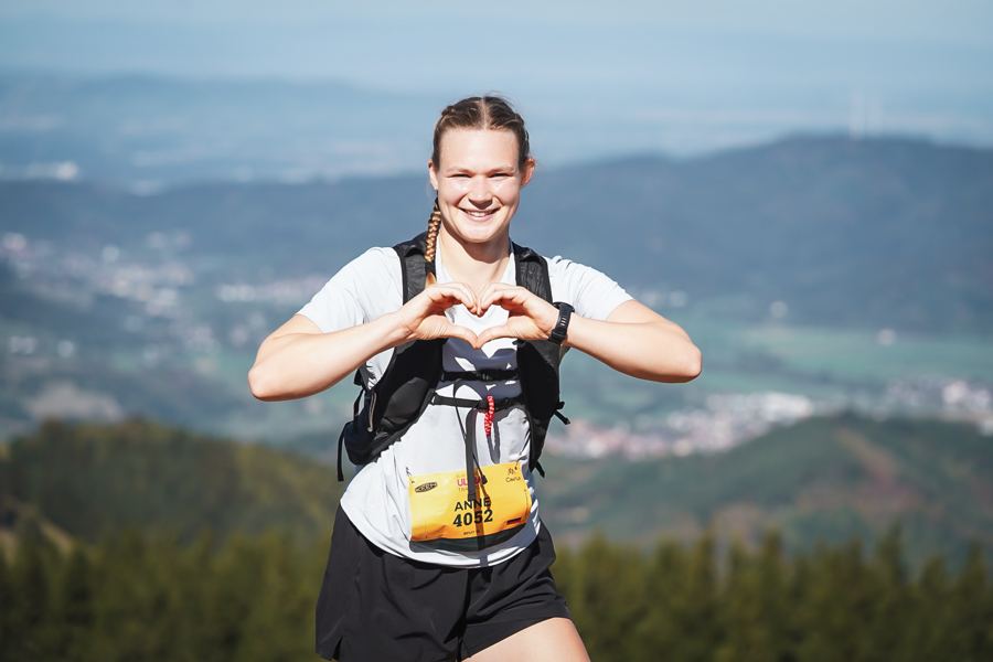 Läuferin formt mit den Händen ein Herz
