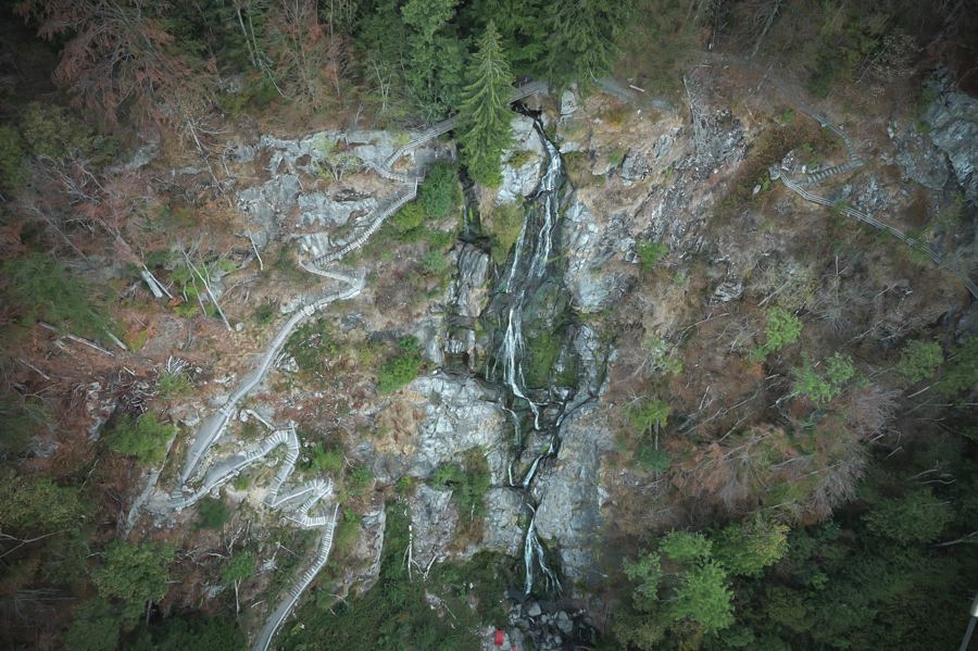 Drohnenblick auf Treppen und Wasserfall in einer Schlucht